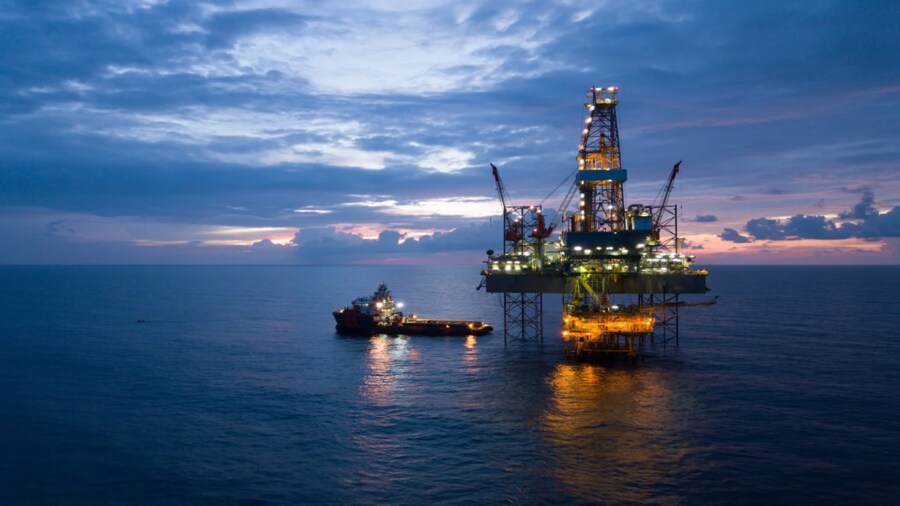 offshore north sea oil platform image