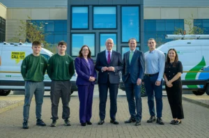 Nicola Connelly, CEO at SP Energy Networks, First Minster, John Swinney, Keith Anderson, CEO at ScottishPower with SP Energy Networks apprentices and graduates