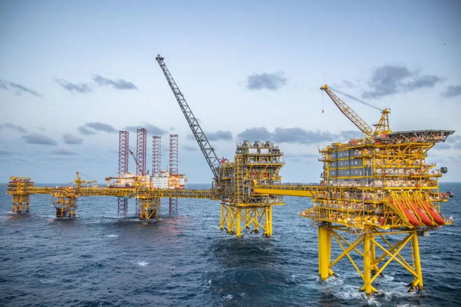 The Tyra field in the North Sea is set to cease gas production in 2042, but the Confederation of Danish Industry (DI) wants to extend it until 2050. Denmark should continue to extract its own gas in the North Sea at the Tyra II natural gas field until the very last moment in 2050, says Lars Sandahl Sørensen, chief executive of DI, at the official reopening of the gas field in Esbjerg. “We should reduce our dependence on oil and gas from countries outside Europe – especially from Russia. This makes Tyra II not just a Danish project, but a European opportunity,” he says. Today, Tyra II has permits to produce until 2042. This means that gas production will stop eight years before the Danish Parliament’s North Sea Agreement officially ends the Danish oil and gas adventure in 2050. The North Sea Agreement was concluded as a major climate policy achievement, with Denmark making its mark internationally by setting an end date for oil and gas production. If it were up to the Confederation of Danish Industry, climate policy should not be over-implemented by taking the field out of operation prematurely. “As part of the decision to reopen the Tyra field, we should reconsider the possibility of utilizing the existing licenses until 2050—and not just until 2042, when the current permits expire,” says Sandahl Sørensen. The Tyra field has been a fossil fuel source for Denmark with oil and gas production for decades since it was discovered in 1968. In 2019, however, gas extraction was put on hold because the drilling platform needed to be renovated. Production resumed in 2024, and on Monday the field was officially reopened with a ceremony at the Port of Esbjerg. For the Confederation of Danish Industry, it is a significant day. “The reopening of Tyra II marks a historic day for both Denmark’s and Europe’s energy security,” says Sandahl Sørensen.