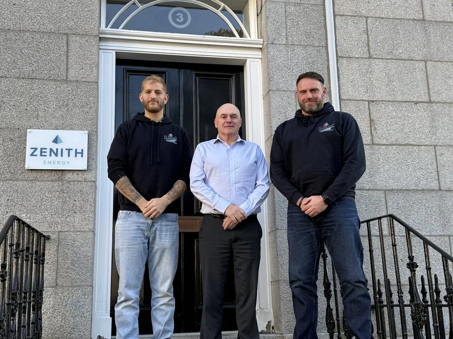 (left to right) – Stuart Ward, of team Remiges Quinque (V), Martin Booth, Managing Director of Zenith Energy and Will Mackie, team Remiges Quinque (V) Captain.