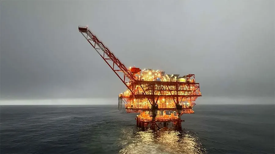 quiluma-platform-at-night